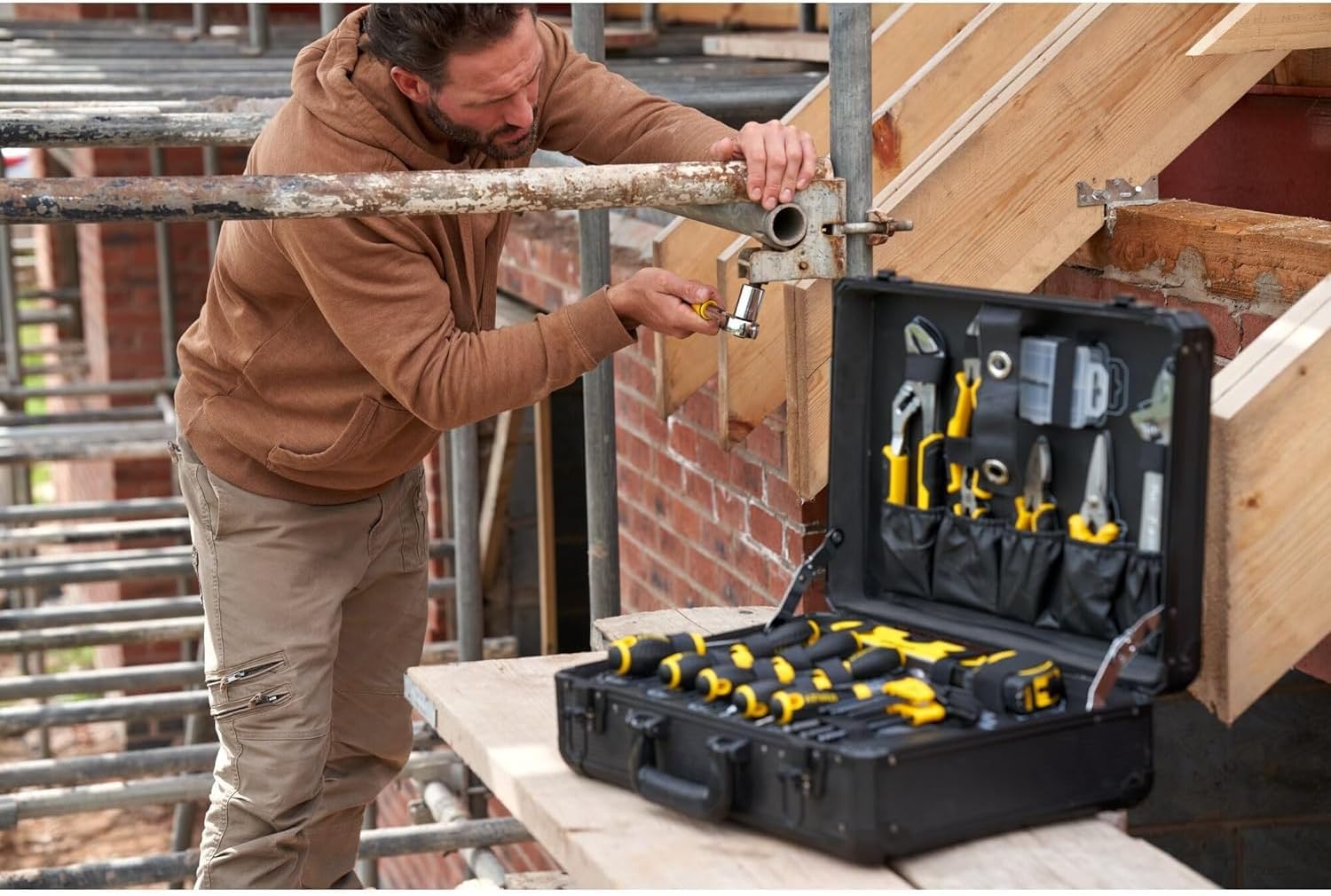 Valise maintenance 142 pièces outils serrage vissage coupe mesure
