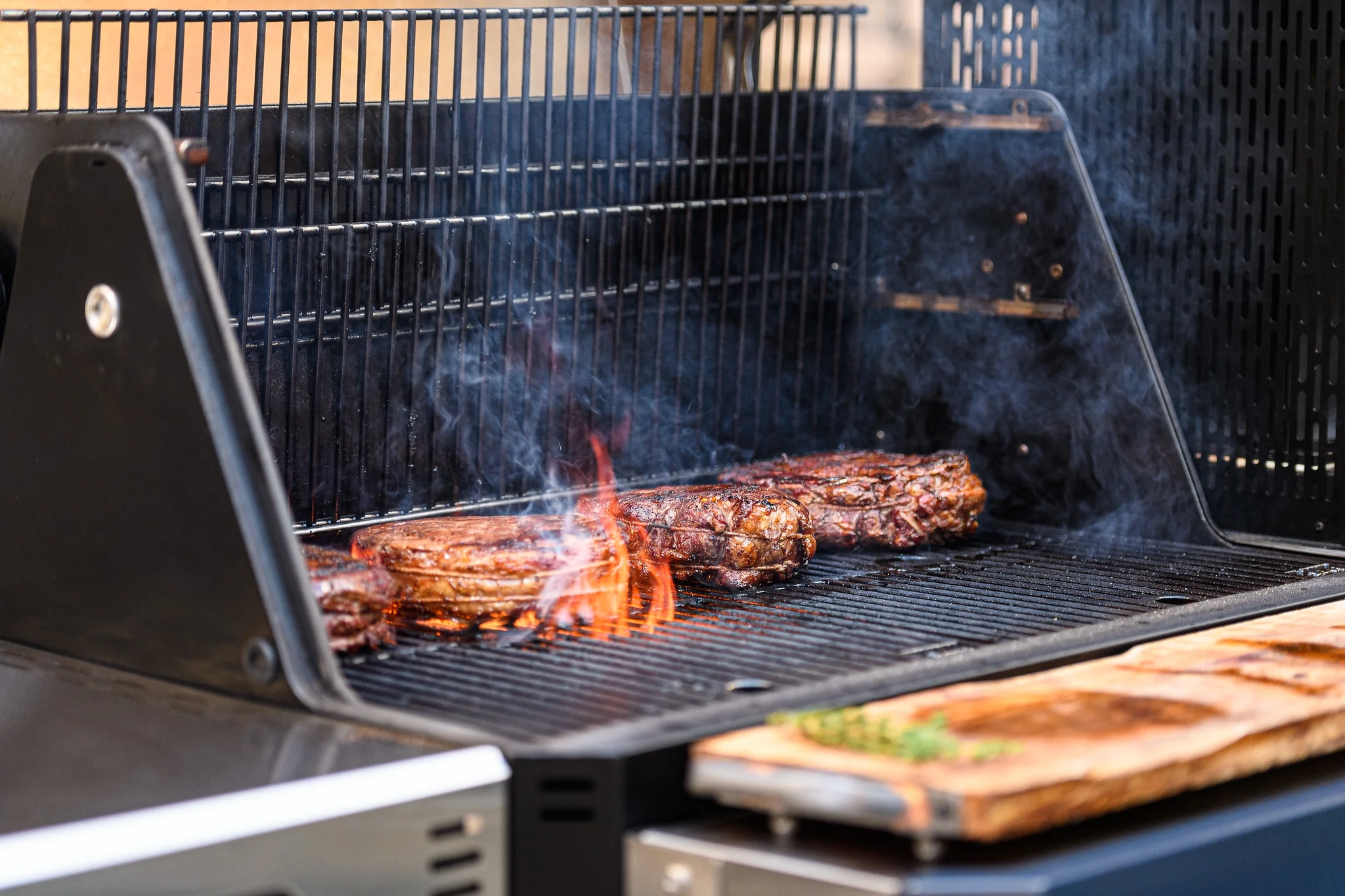 Masterbuilt Gravity Series? 1050 Digital WiFi Charcoal Grill and Smoker in Black